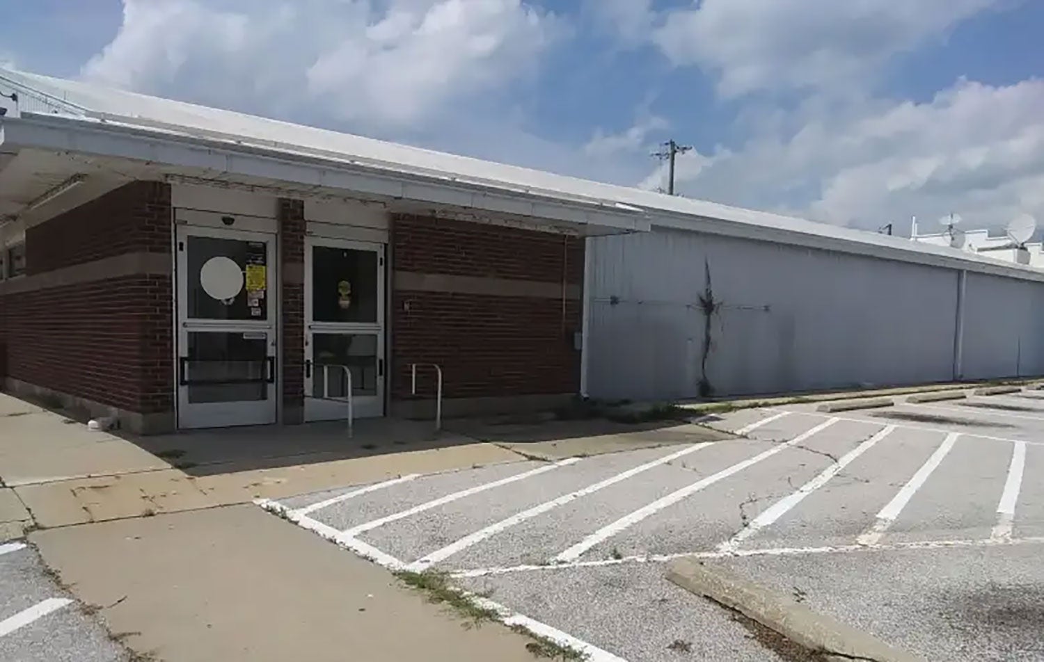 El edificio del supermercado cerrado en Shoals, Indiana.