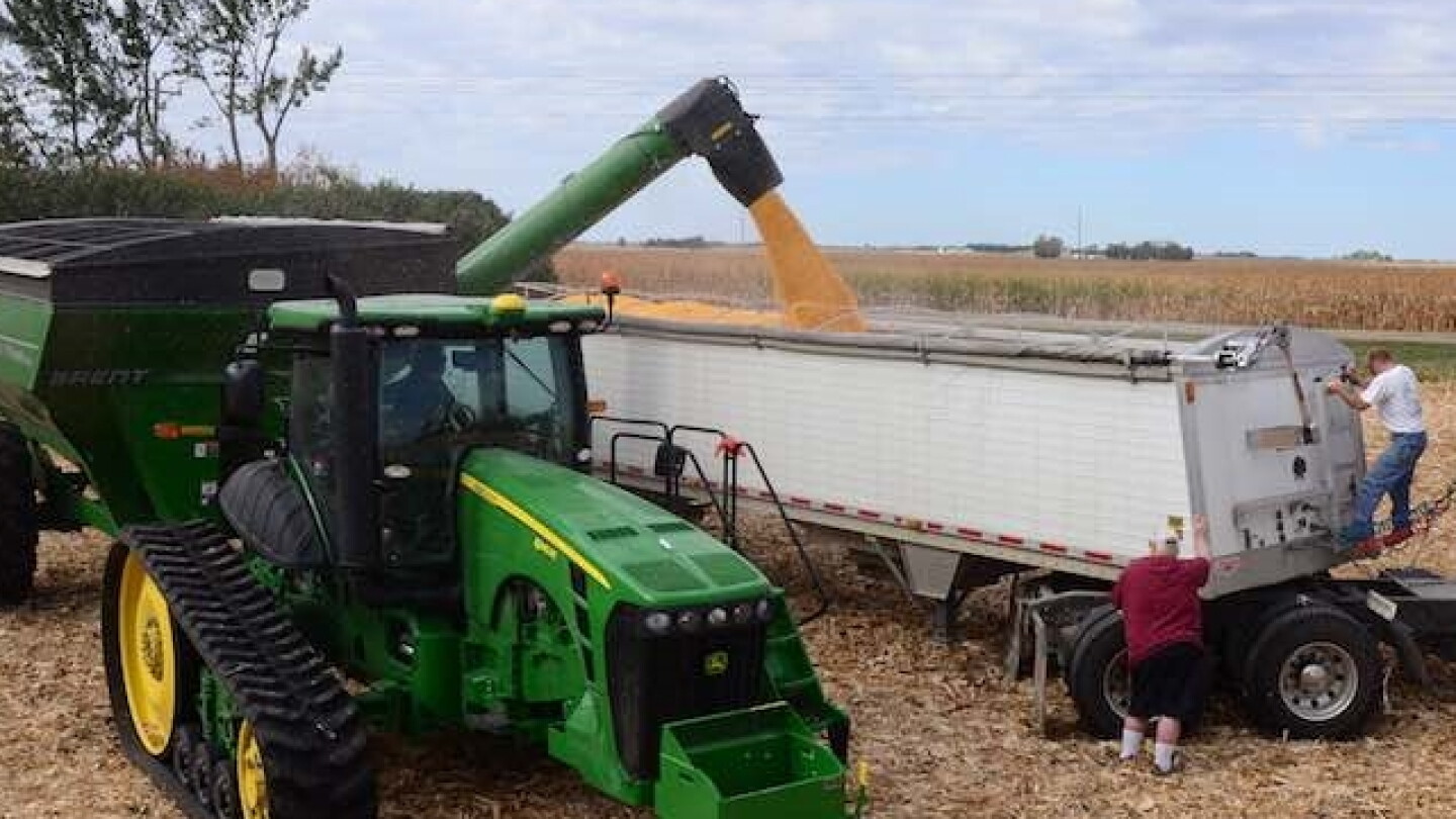 Maquinaria agrícola trabajando en una parcela cosechada.